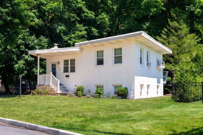 Foto del edificio - 221 Lakeview Dr