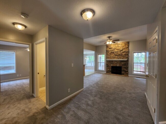 Building Photo - $1850 3 Beds 2.5 Bath + Bonus Room & Storm...