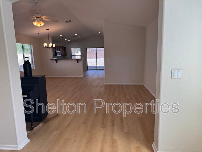 Foto del edificio - 12746 W Desert Mirage Dr