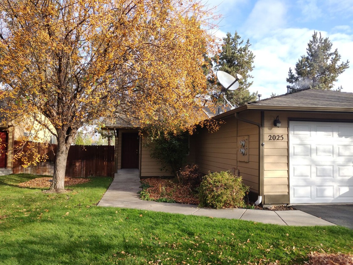 Primary Photo - 2x2 duplex with a fenced yard, single-car ...