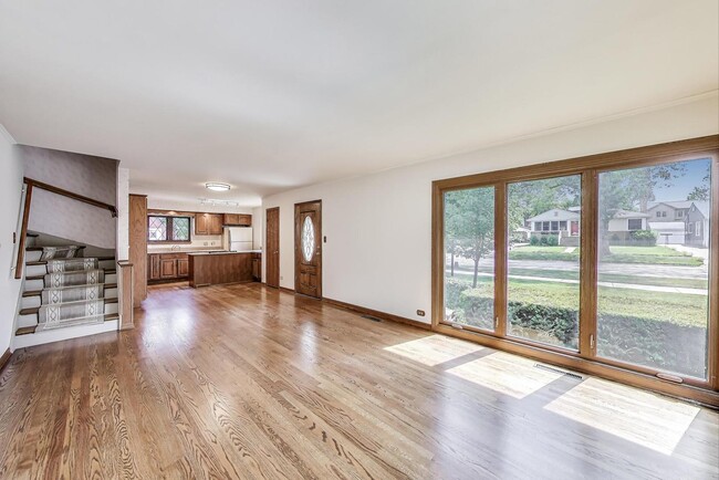 Building Photo - 828 N Fernandez Ave