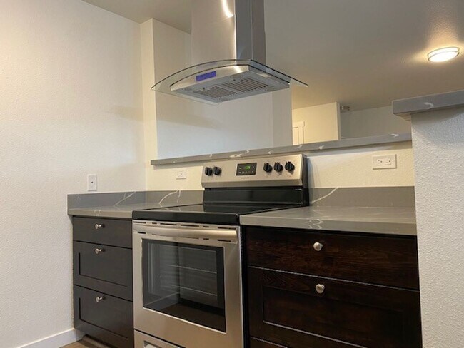 Building Photo - Updated 2bed/1bath Apartment in Redmond!