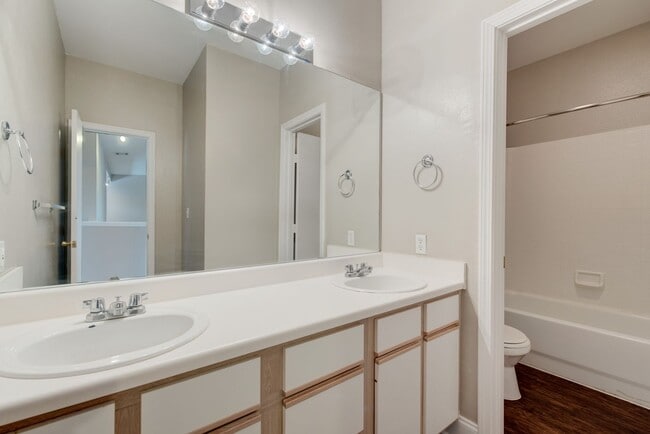 Building Photo - 2818 GEM! Beautiful home minutes from campus!