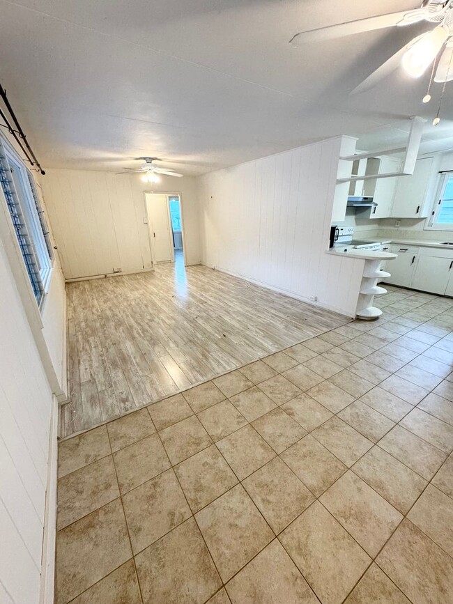 Building Photo - Move in ready 3 bedroom w/ parking near Li...