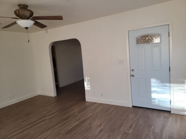 Foto del edificio - Darling Unit For Rent in Bakersfield