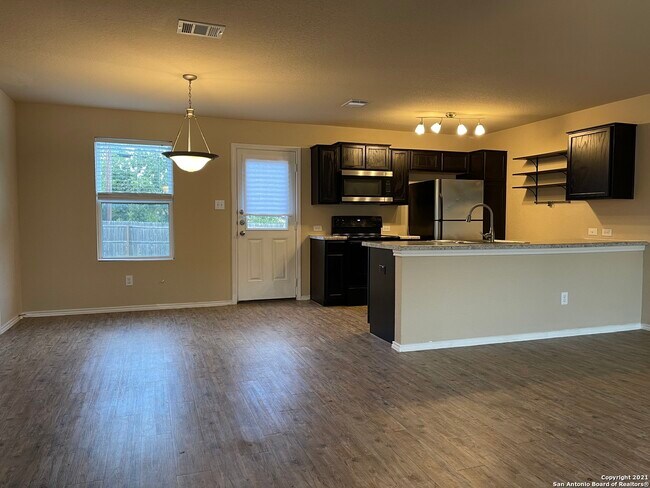 Foto del edificio - 6207 Golden Valley Dr