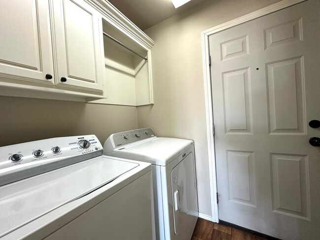 Foto del edificio - Gorgeous 3-bedroom minutes from 82nd & Uni...
