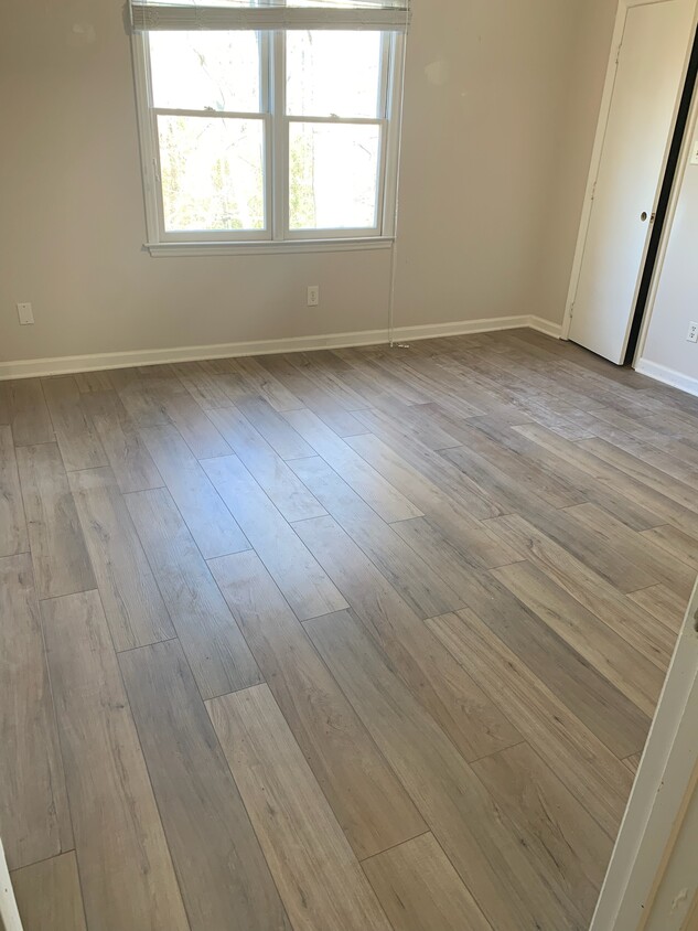 Master bedroom-ensuite bathroom and walk in closet - 5540 Kaplan Dr