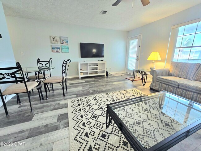 Foto del edificio - 17642 Front Beach Rd