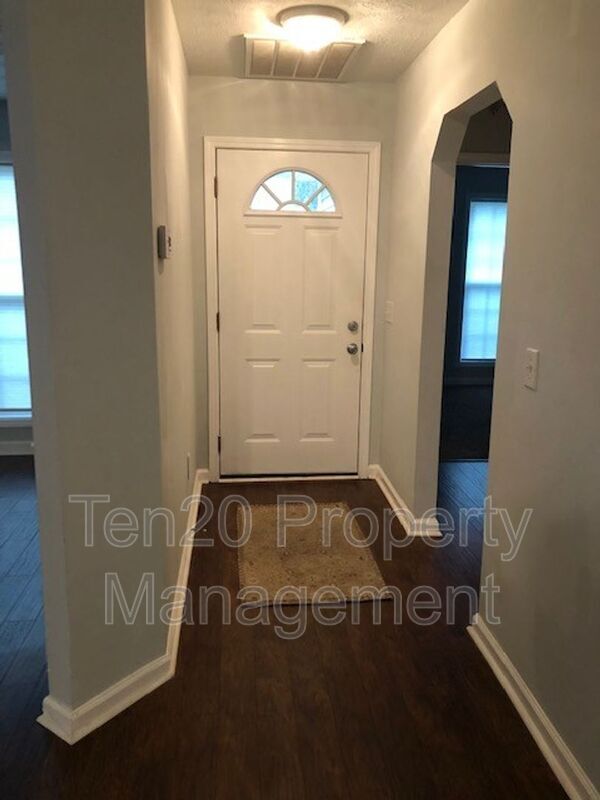 Building Photo - 610 Parkhill Dr