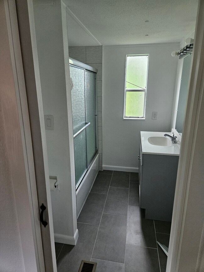 Baño recién renovado - 4221 Norcrest Ln