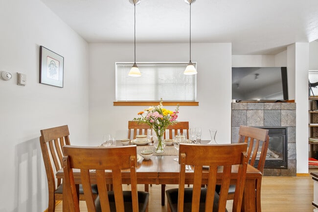 Dining area - 1468 Mae St