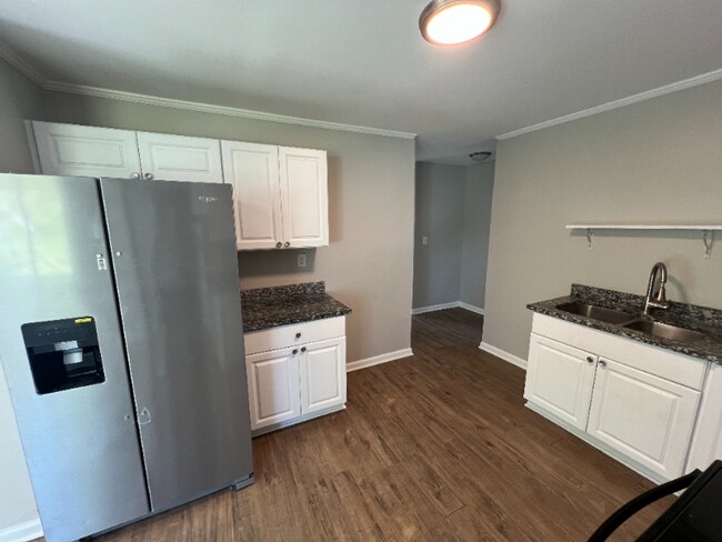 Foto del edificio - 6416 Walnut Dr