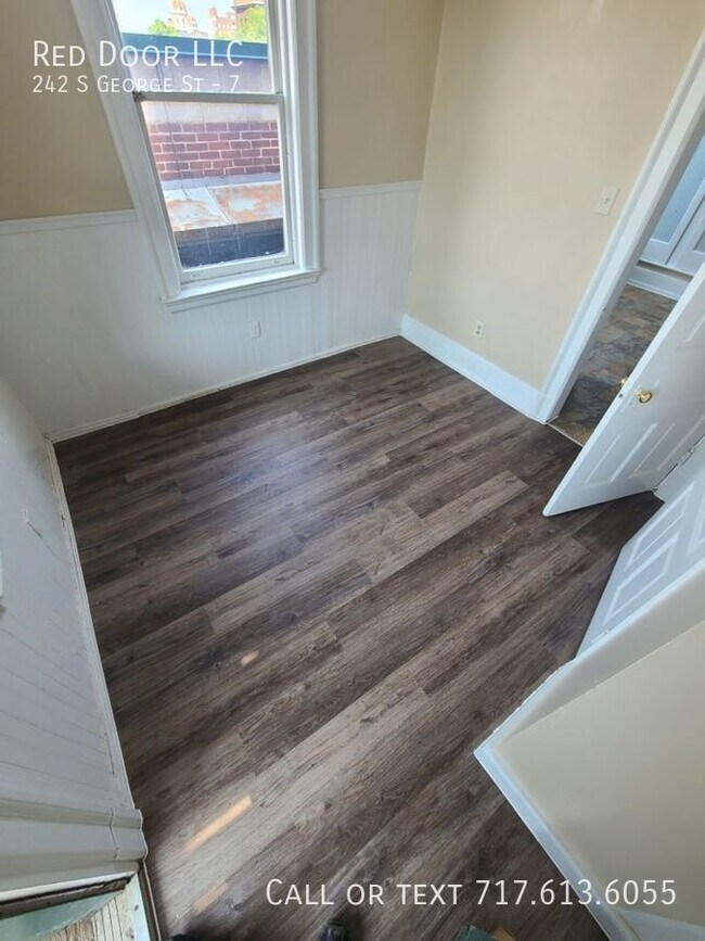 Building Photo - 242 S George St