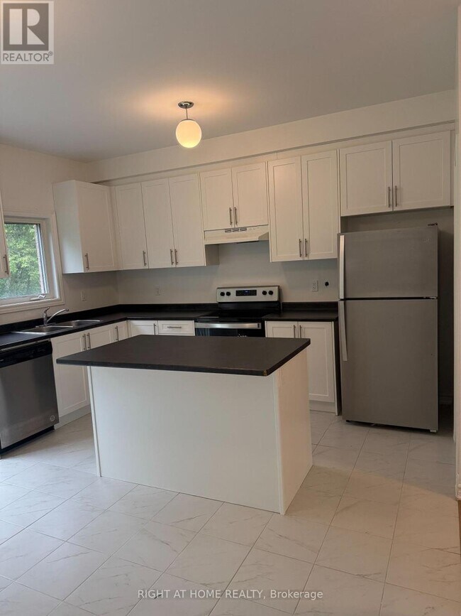 Building Photo - 40 Milson Cres
