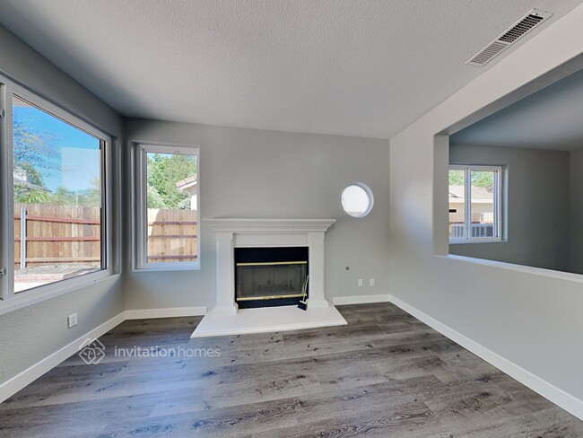 Building Photo - 105 Sandburg Ct