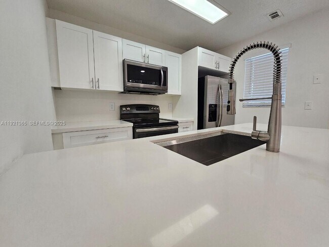 Foto del edificio - 6580 W 27th Ct