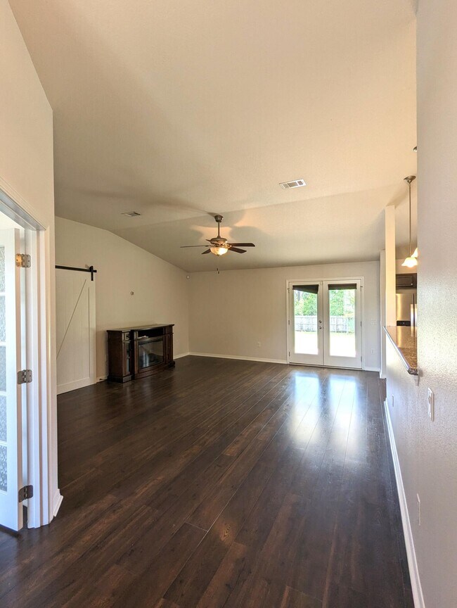 Foto del edificio - 8249 Escola St