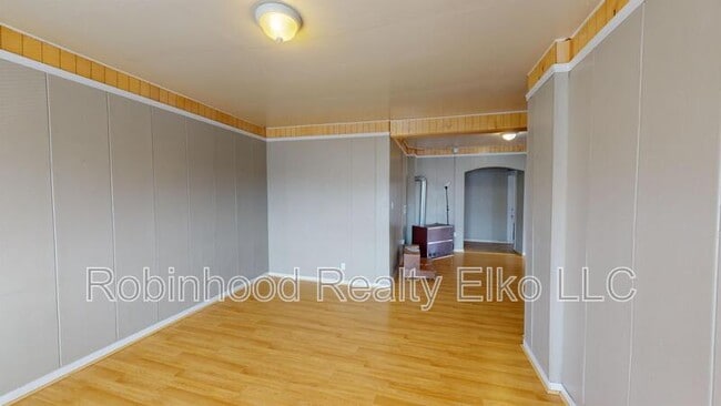 Building Photo - 506 5th St
