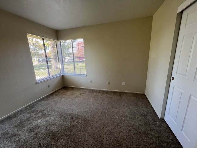 Guest bedroom - 7312 Village Green Dr