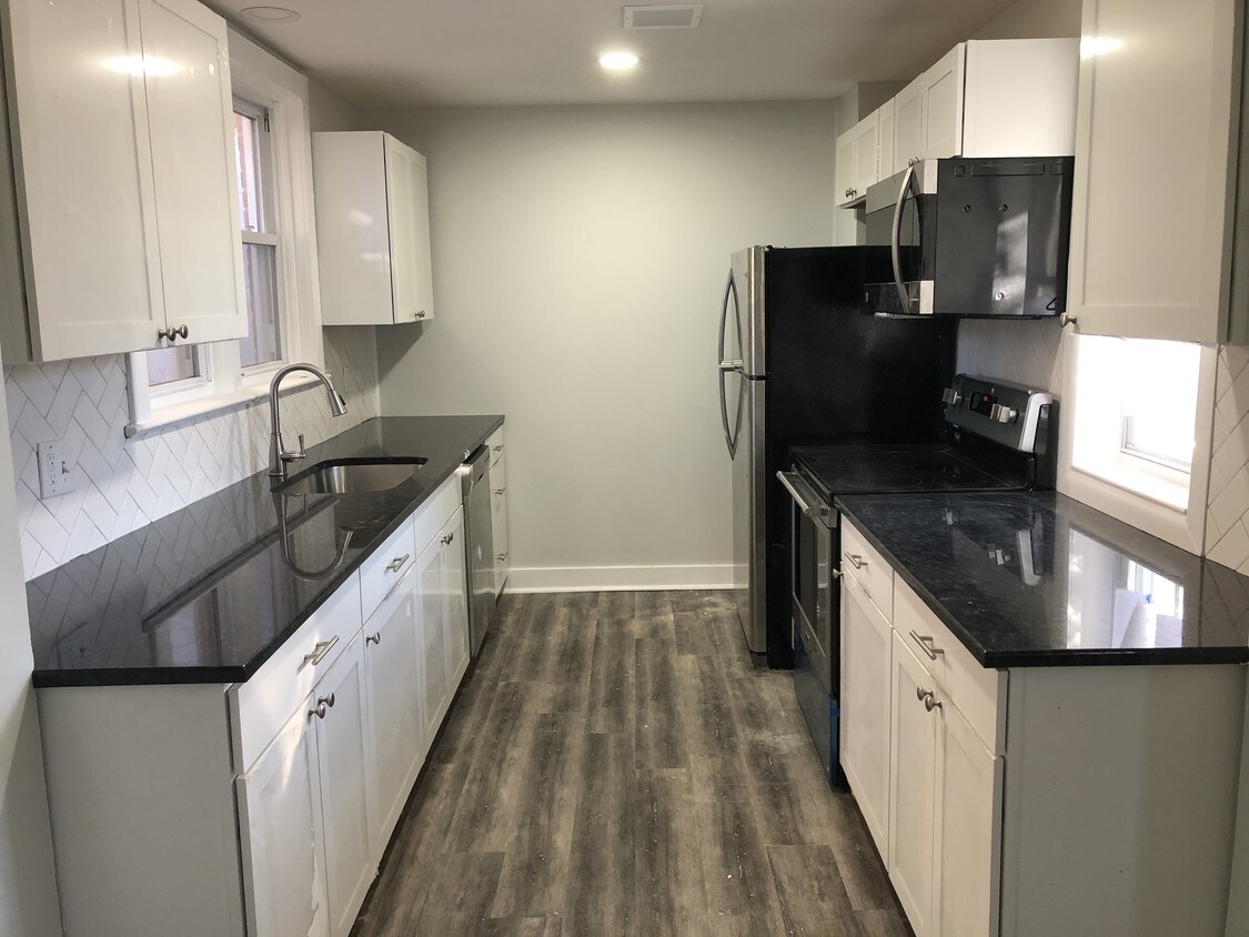 Kitchen/ stainless steel appliances - 1955 Kinter Ave