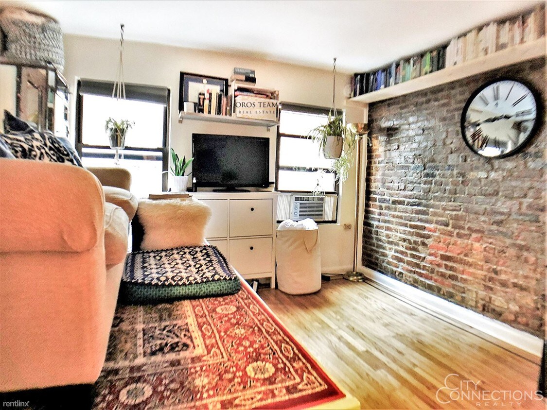 Foto principal - 230 W 16th St