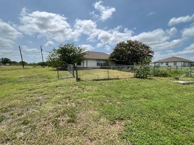Foto del edificio - 512 Crest Cir Dr