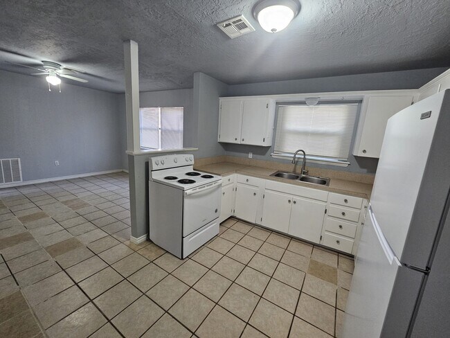 Foto del edificio - 411 NW Greenmeadow Dr