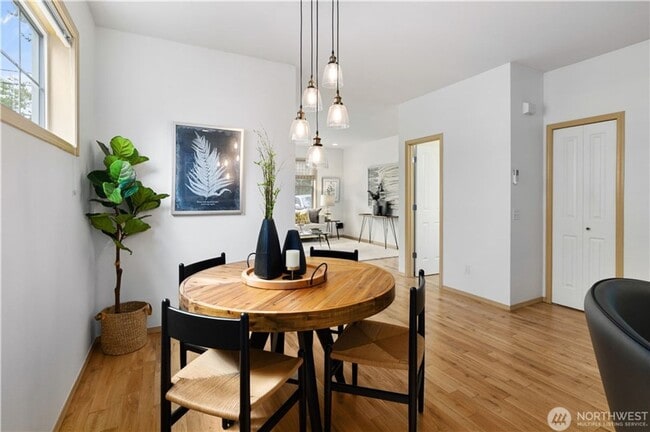 Building Photo - Spacious 3bd/3ba Townhouse