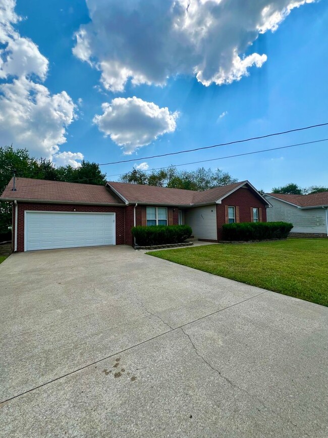 Building Photo - AVAILABLE NOW! 3 Bedroom Home Available of...