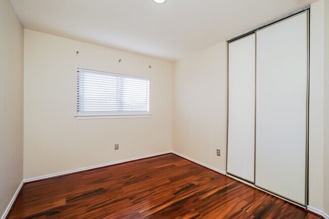 Foto del edificio - Upgraded 3 bedroom with loft! No Carpet
