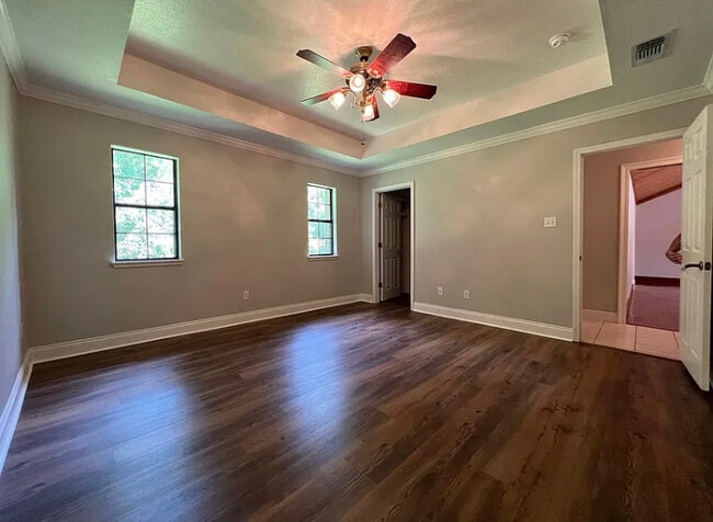 Building Photo - 704 Hidden Oaks Dr