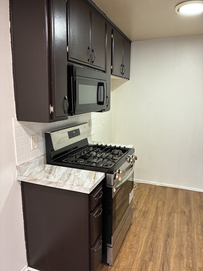 Kitchen - 457 W Lexington Dr