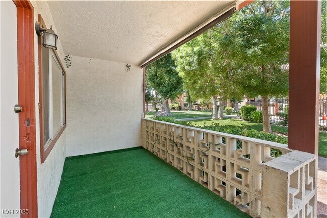 Foto del edificio - 350 E Desert Inn Rd