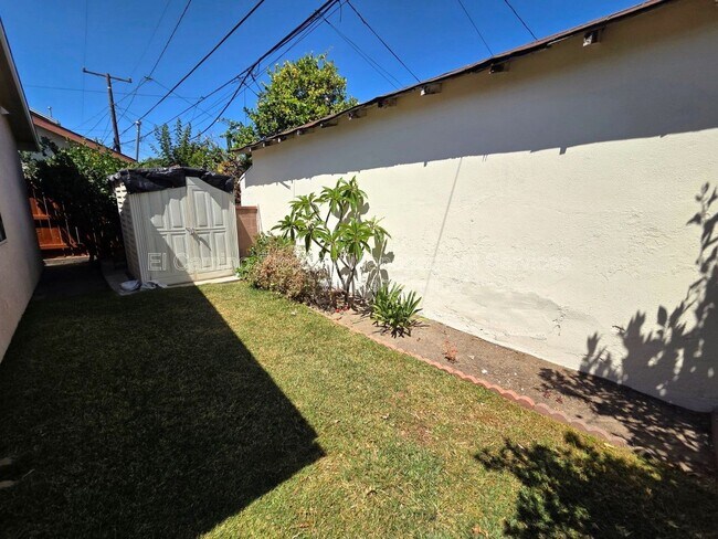 Building Photo - 8446 California Ave