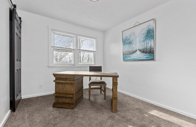 Building Photo - 100 Midland Heights Cir