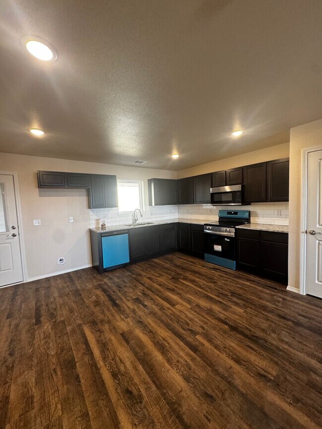 Foto del edificio - New construction!!! Beacon Pointe 3/2/2 AVAILABLE March 20th