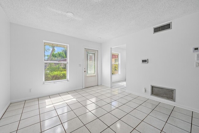 Building Photo - 631 Marlboro Oval