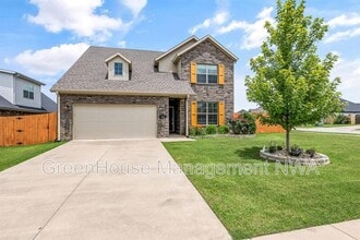 Building Photo - 3702 SW Mistletoe Ave