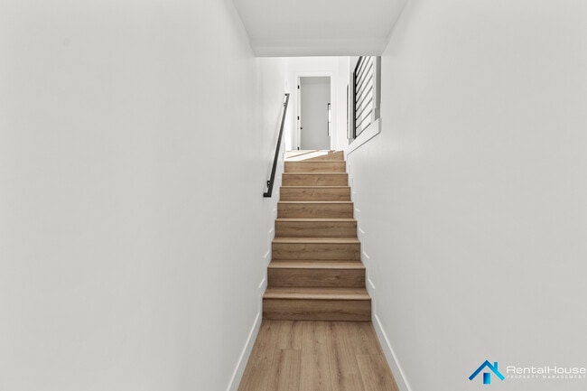 Building Photo - 3005 La Paz Dr