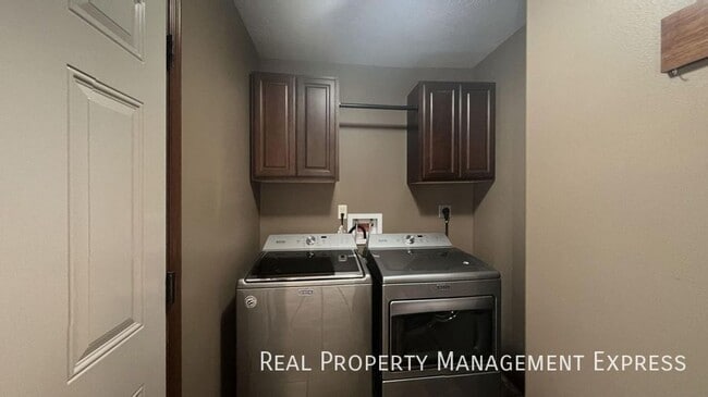 Building Photo - Spacious 4-Bedroom Home with Open Floor Plan