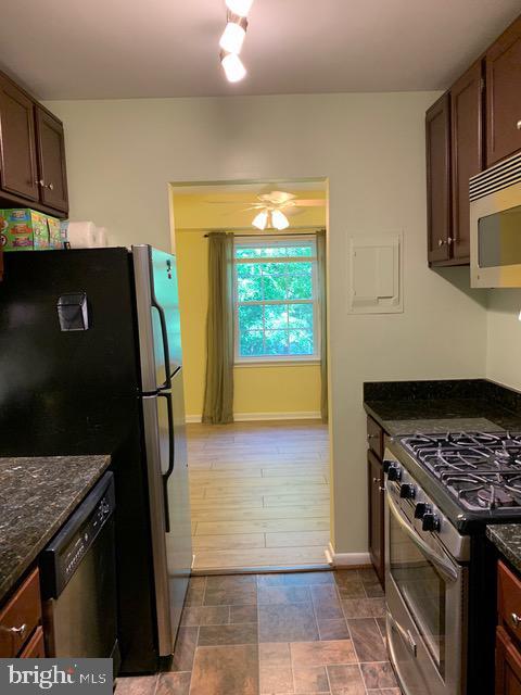 Building Photo - 3890 Lyndhurst Dr