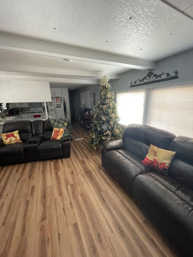Building Photo - Charming 2-bedroom Home Available August!!