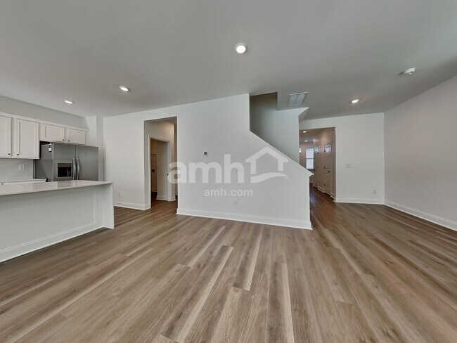 Building Photo - 551 Armstrong Curv
