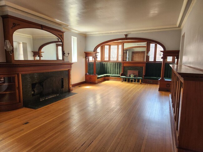 Building Photo - Incredible condo located in a unique victo...