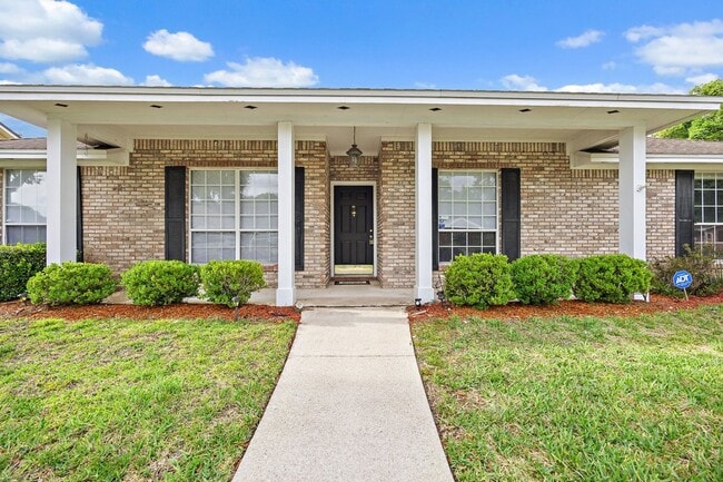 Building Photo - Gorgeous All-Brick San Jose Home!
