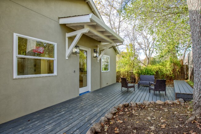 Building Photo - 1025 Juanita Dr