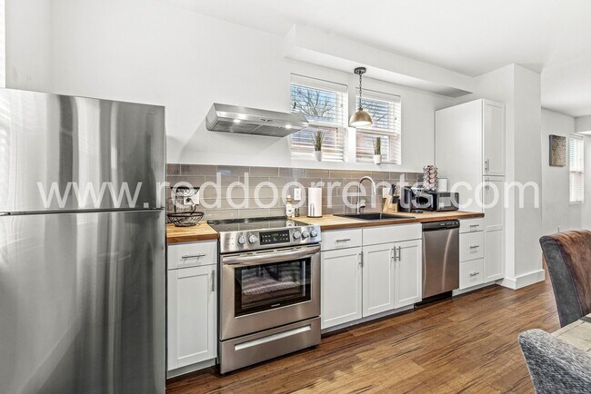 Foto del edificio - Fully Furnished 3BR/2BA Home in Indianapolis – Modern Comfort!