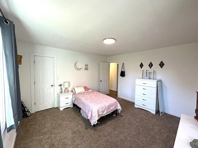 Foto del edificio - 2944 E Madison St