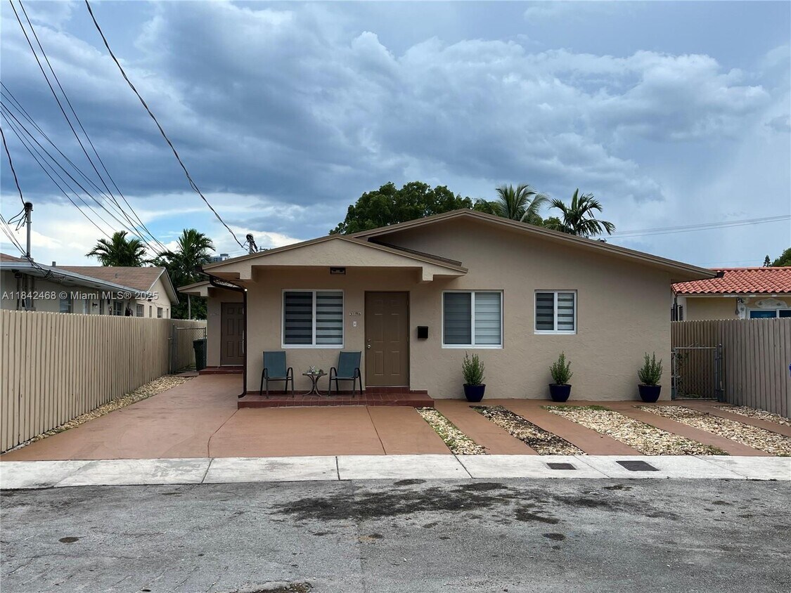 Foto principal - 3194 SW 26th St